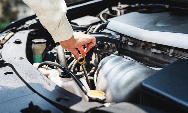 Mechanic performing an oil service